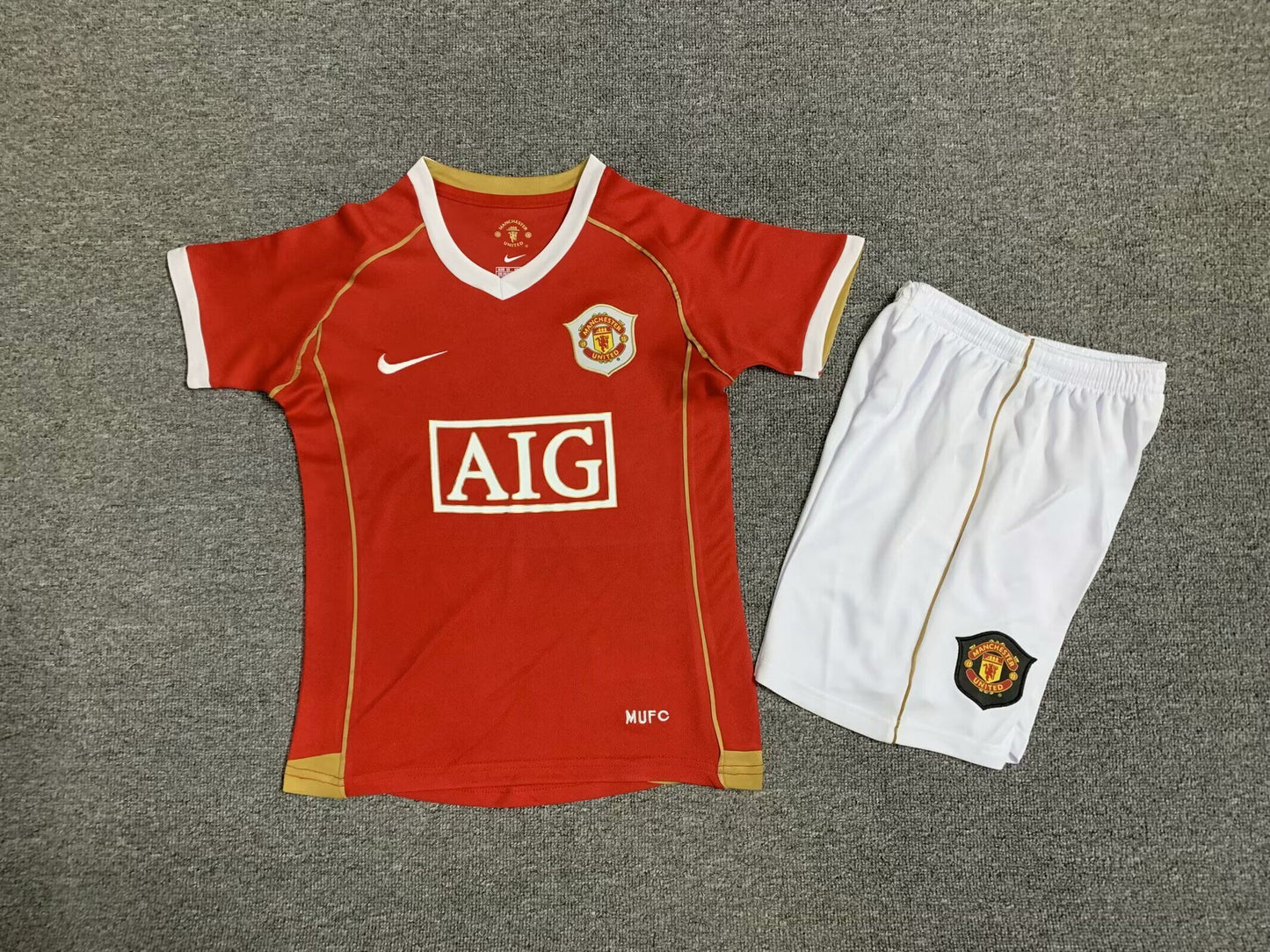 MAGLIA + PANTALONCINO BIMBO MANCHESTER UNITED 06/07