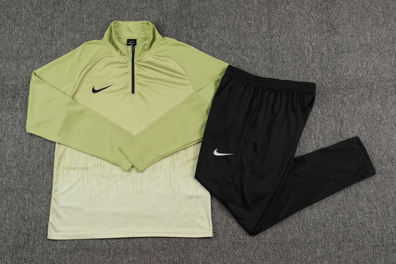 NIKE TRACKSUIT