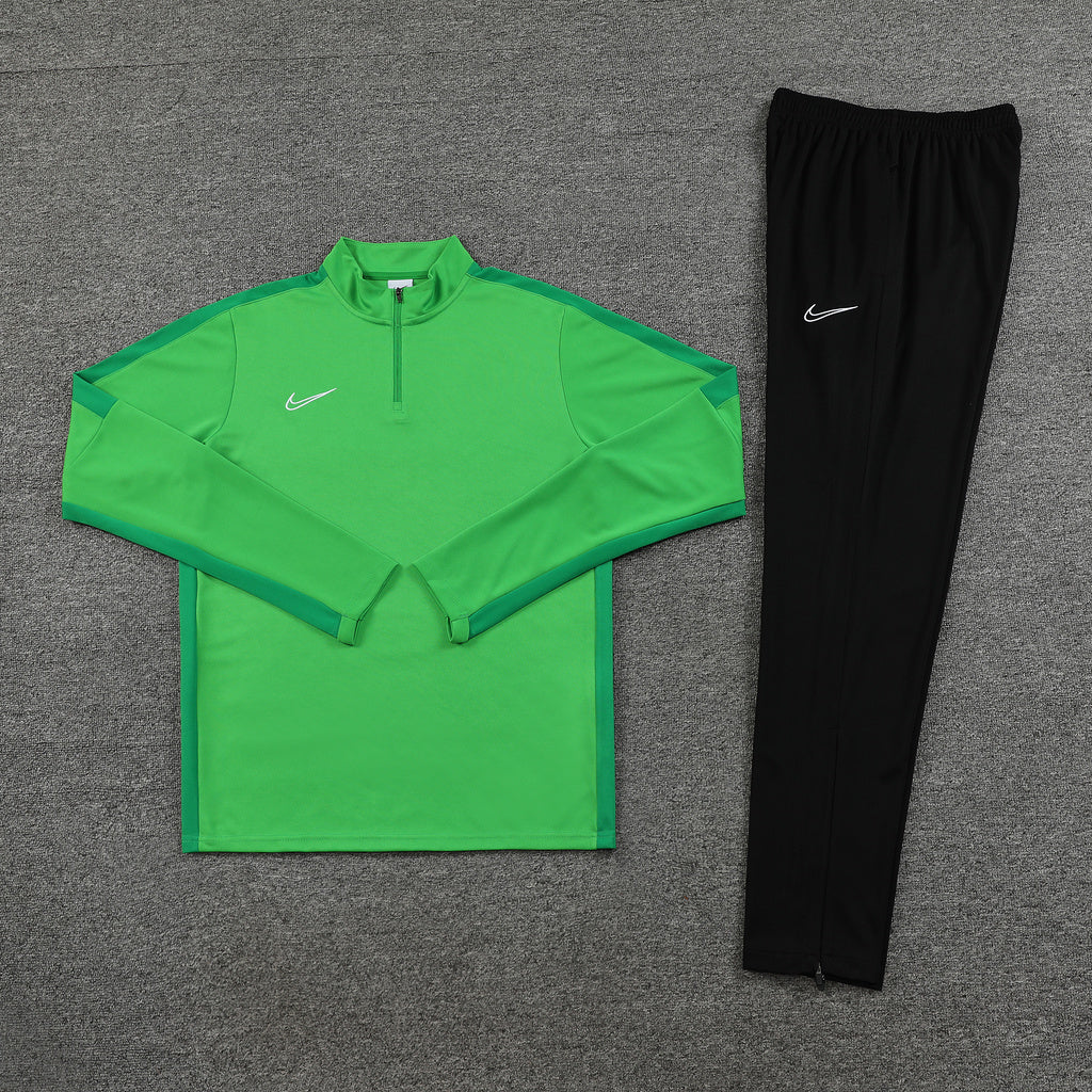 NIKE TRACKSUIT