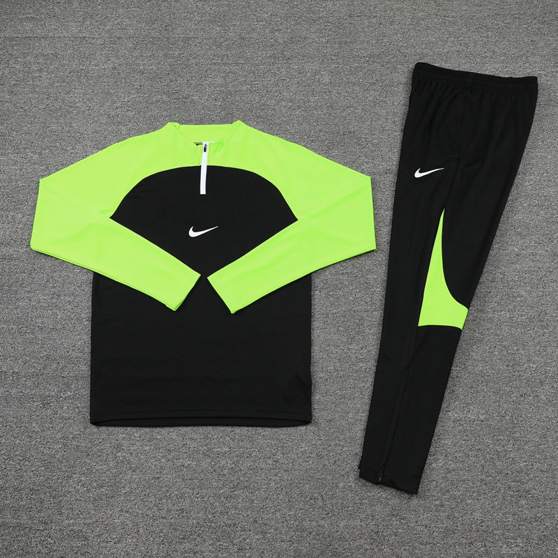 NIKE TRACKSUIT
